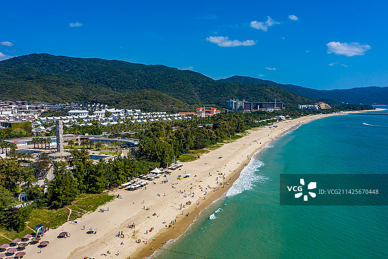 航拍海南三亚亚龙湾 热带海滨风景区 月牙湾海滩沙滩 东方夏威夷图片素材