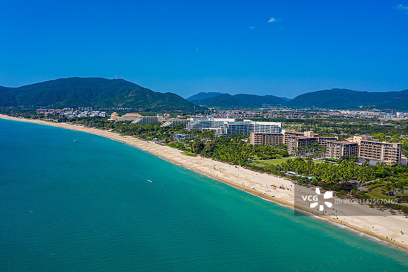 航拍海南三亚亚龙湾 热带海滨风景区 月牙湾海滩沙滩 东方夏威夷图片素材