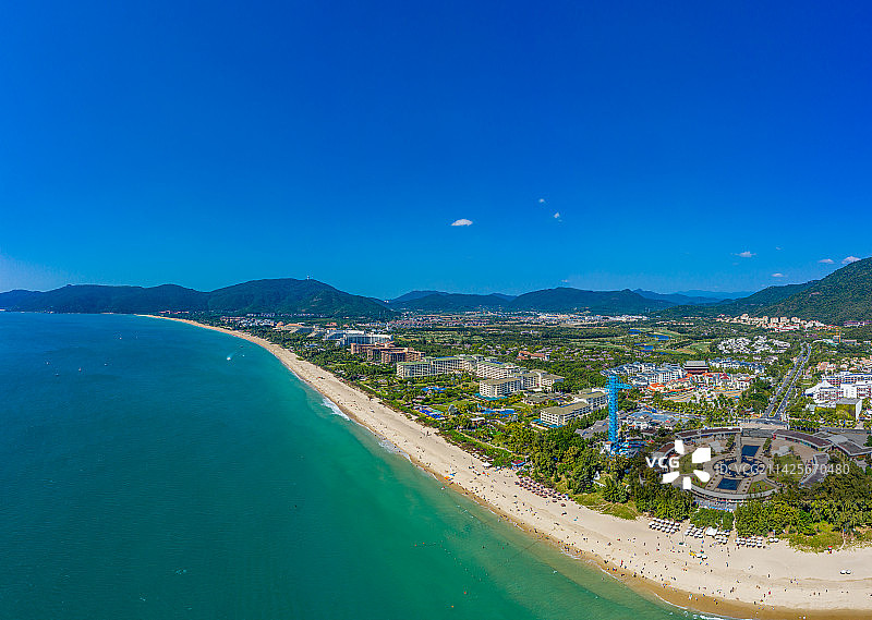 航拍海南三亚亚龙湾中心广场图腾柱 地标建筑 热带海滨风景区 月牙湾海滩沙滩 东方夏威夷图片素材