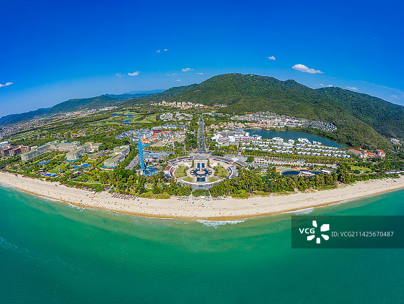 航拍海南三亚亚龙湾 热带海滨风景区 月牙湾海滩沙滩 东方夏威夷图片素材