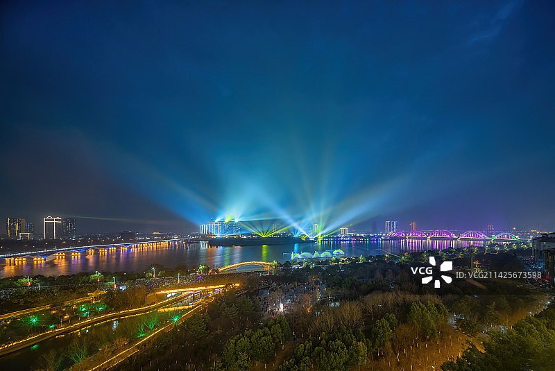 河南南阳市白河河畔元宵节城市灯光秀图片素材
