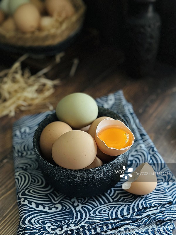 餐桌上鸡蛋的高角度视图图片素材