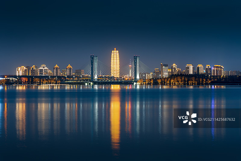 郑州北龙湖岸边远眺郑东新区CBD蓝调时刻户外风光图片素材