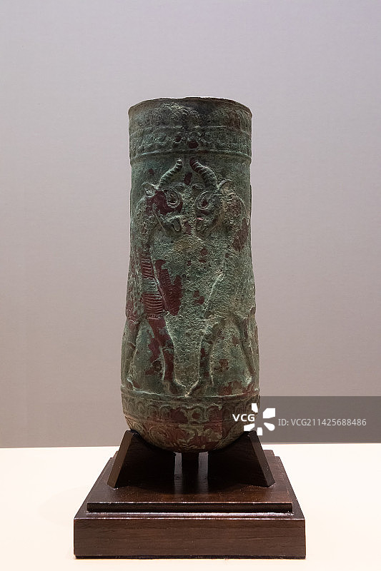 北京清华大学博物馆有翼公牛纹容器伊朗卢里斯坦铜合金直径6高15.8cm重110克图片素材