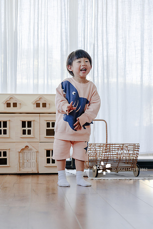 客厅小木屋处的快乐男孩图片素材