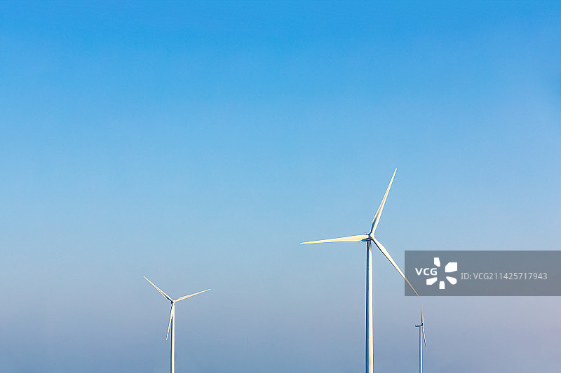 蓝天下的风力发电机组图片素材