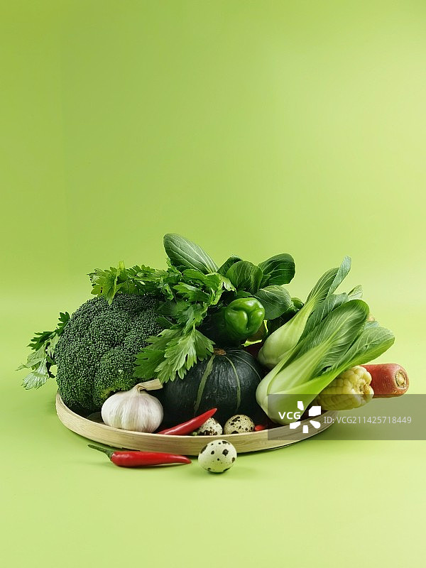 绿色背景下的蔬菜图片素材