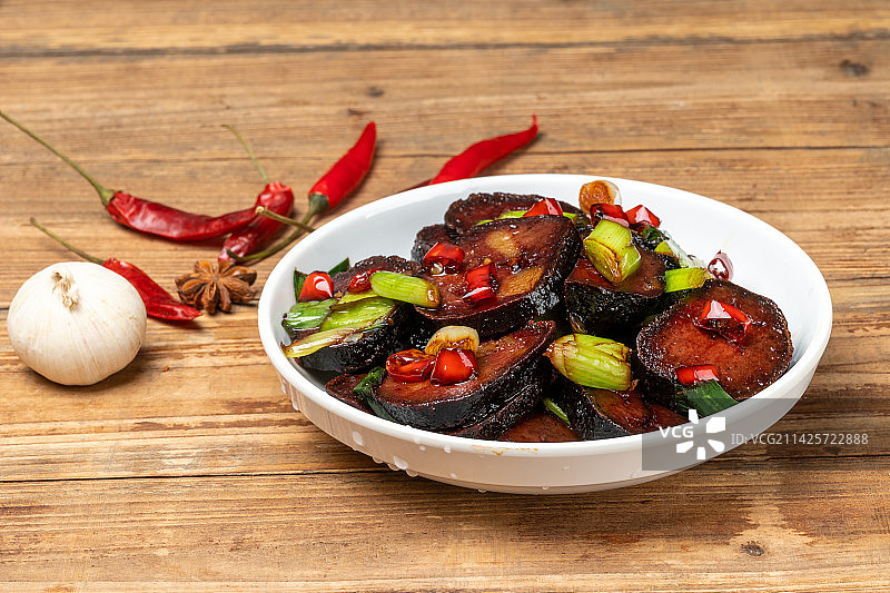 餐饮美食，蒜苗炒猪血丸子图片素材