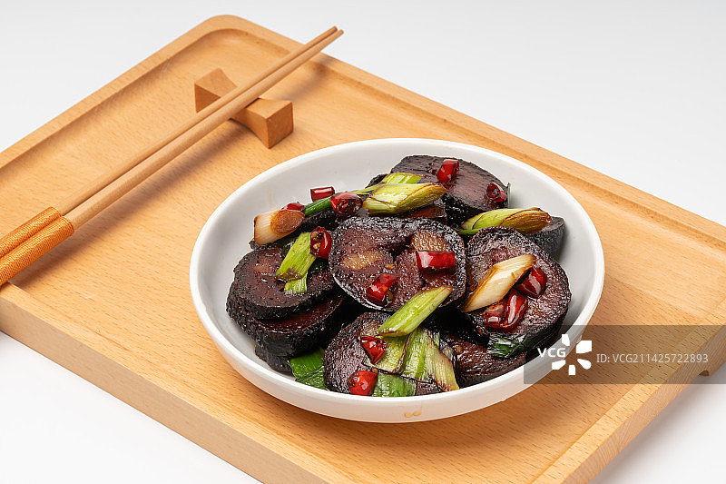 餐饮美食，蒜苗炒猪血丸子图片素材