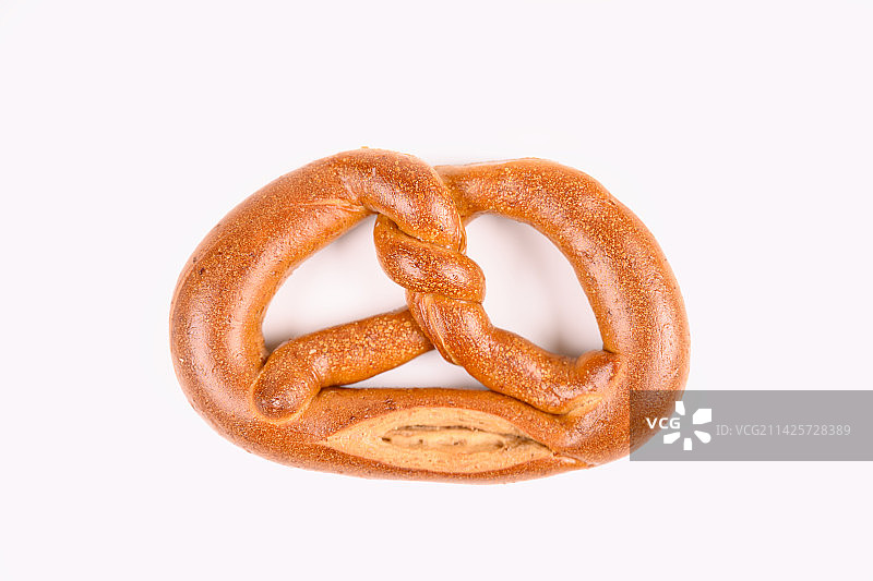 影棚拍摄白色背景上的德式碱水面包图片素材