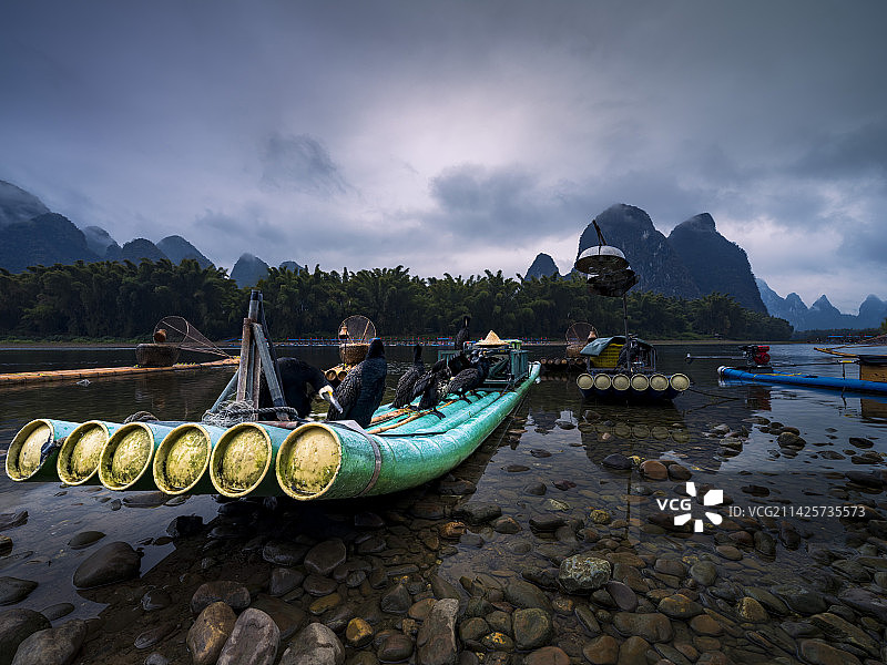 漓江上的竹筏和鸬鹚图片素材