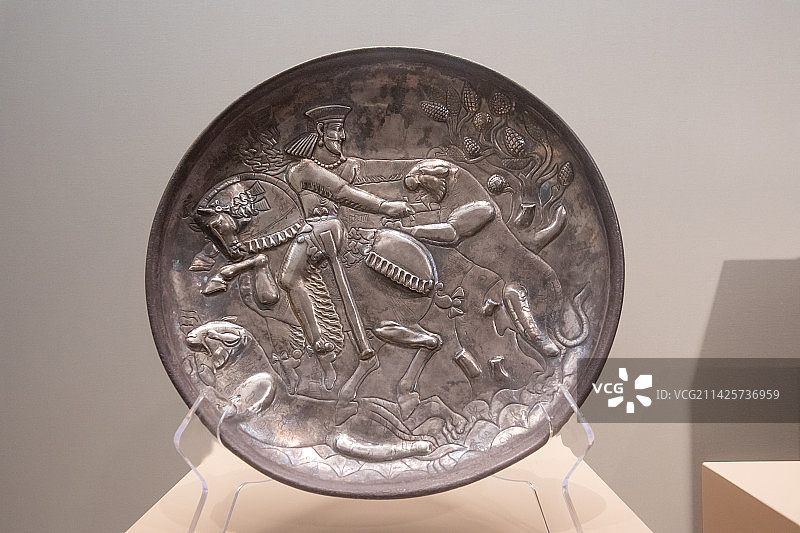 北京清华大学博物馆帝王狩猎纹盘中亚地区萨珊王朝时期鎏金银宽28.2长28.5高4.8cm重1.44千图片素材