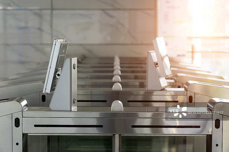 现代地铁人脸识别乘车设备，出入口智能闸机图片素材