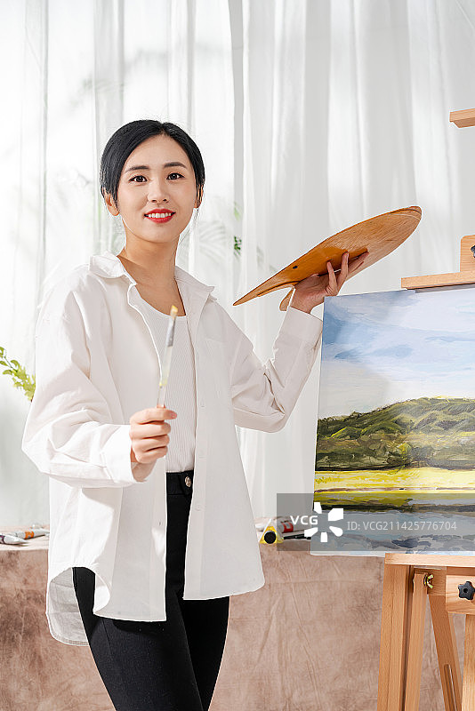 美丽的中国女艺术家在作画图片素材
