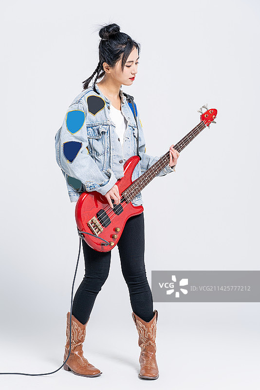漂亮的女吉他手在表演图片素材