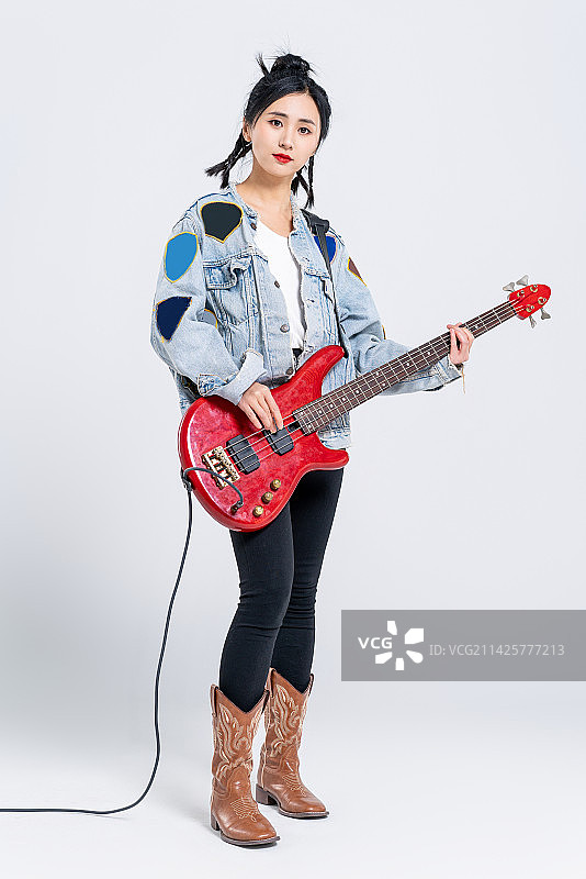 漂亮的女吉他手在表演图片素材