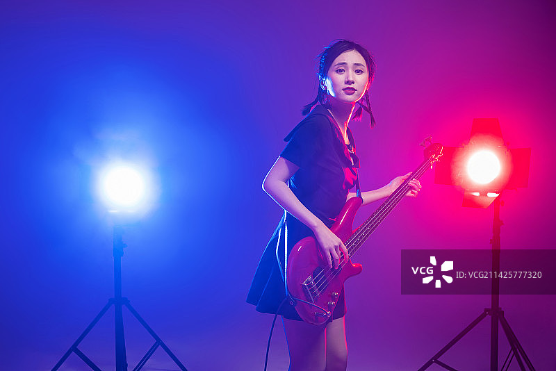 漂亮的女吉他手在表演图片素材