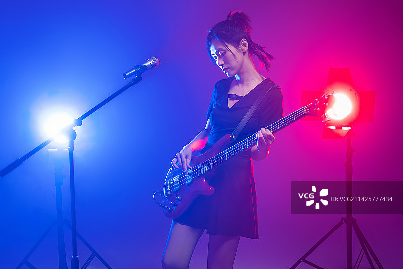 漂亮的女吉他手在表演图片素材