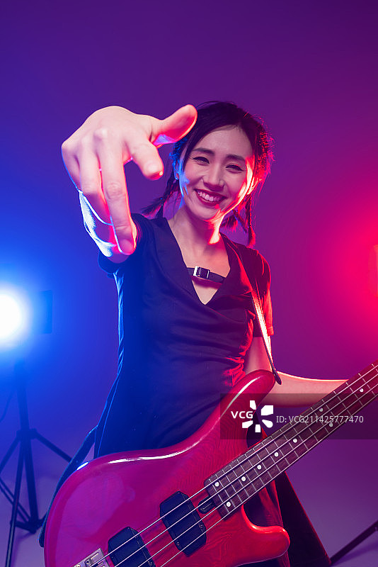 漂亮的女吉他手在表演图片素材