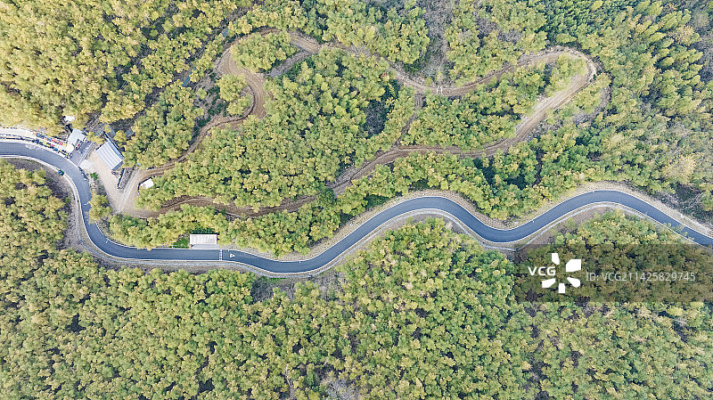 湖州德清上渚山奇幻谷盘山公路蜿蜒曲折图片素材