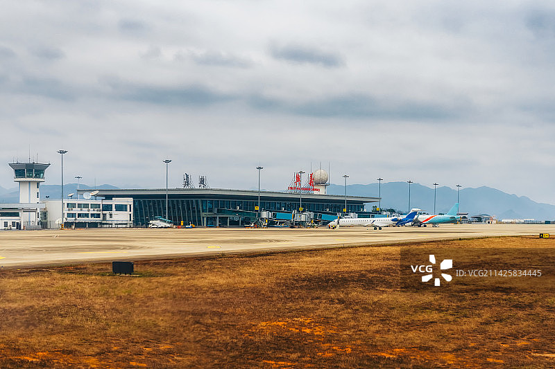 贵州省黔西南布依族苗族自治州兴义市兴义万峰林机场航站楼春季户外风光图片素材