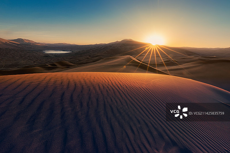 沙漠海子追星芒图片素材