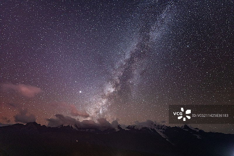 梅里雪山夜晚的银河图片素材