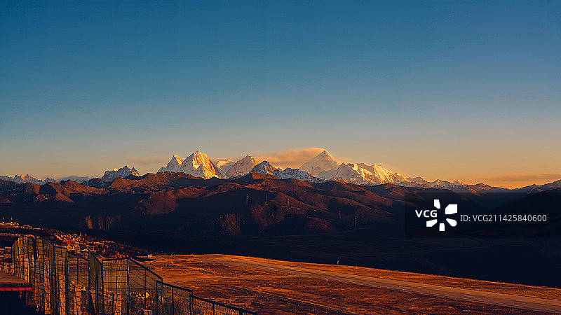 贡嘎群山下的康定机场跑道尽头 康定机场4238米是世界海拔第三高机场，壮美苍茫，目前每日只有一班飞机图片素材