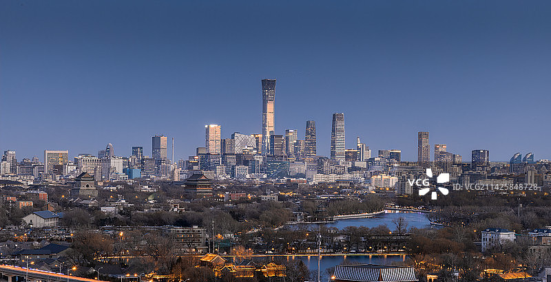 蓝调时刻北京国贸CBD与什刹海钟鼓楼古今同框高视角图片素材