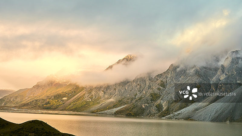 然乌湖晨光图片素材