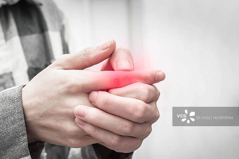 患有手指关节疼痛的男人的手图片素材