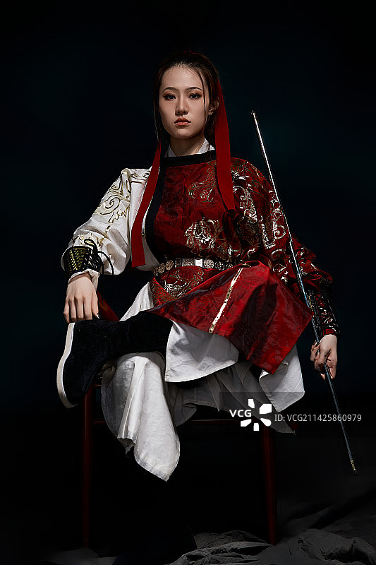 身穿武侠古风汉服英气十足的亚洲美女图片素材