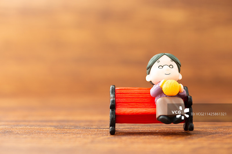 坐在长椅上的空巢老人图片素材