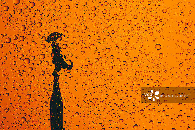 愚人节小丑节日背景-雨中撑伞的小丑图片素材