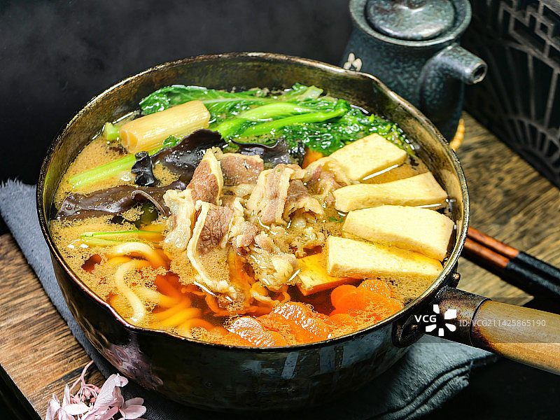日式肥牛日本豆腐木耳胡萝卜青菜乌冬面寿喜锅大杂烩日本和牛火锅关东煮料理甜酱油台式锅物经典雪平锅熬制图片素材