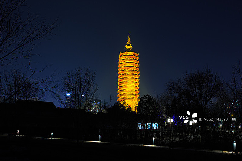 夜幕下的通州燃灯塔，燃灯佛舍利塔图片素材