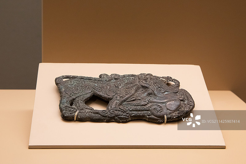 北京清华大学博物馆神兽噬鹿青铜饰牌战国固原博物馆藏青铜长12.4宽6.5cm1987年宁夏西吉陈阳川图片素材