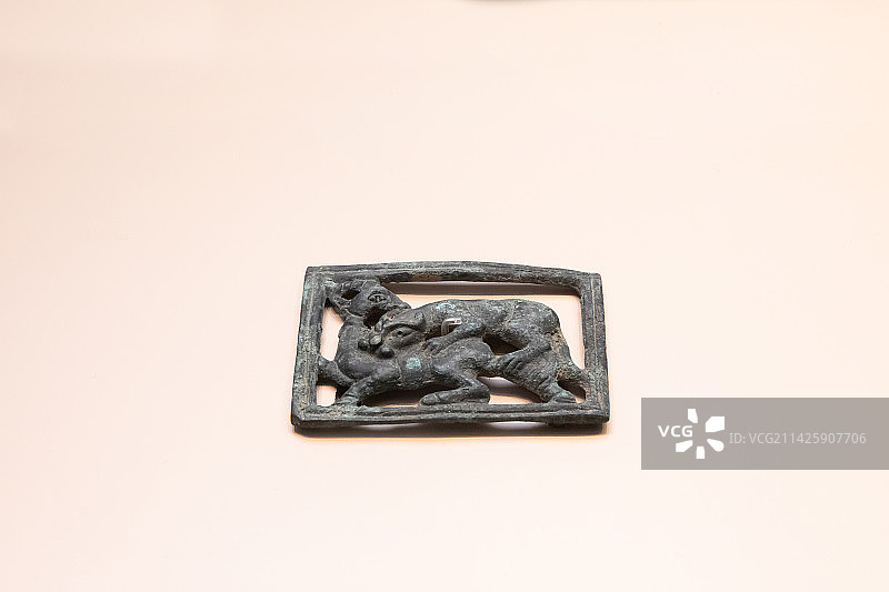 北京清华大学博物馆动物纹青铜饰牌战国固原博物馆青铜长7.1宽5cm2018年固原市原州区征集图片素材