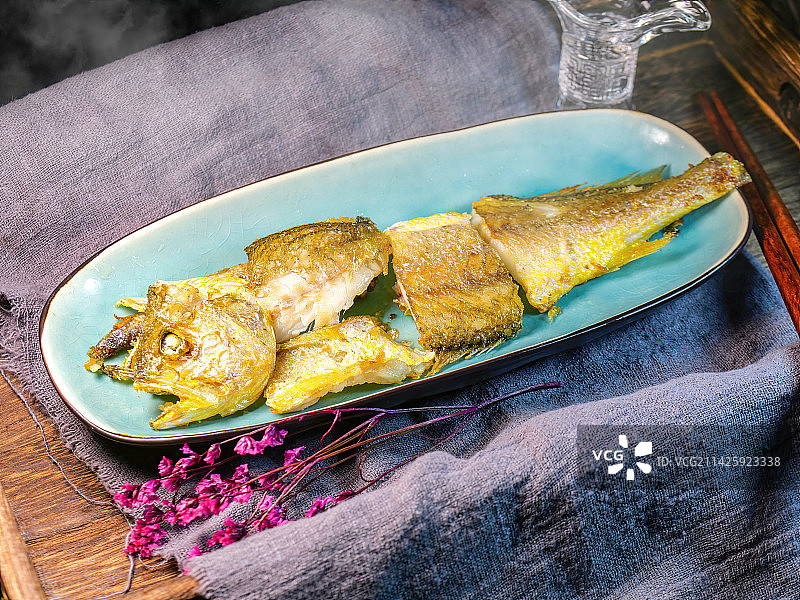 香煎酥脆黄金小黄花鱼人气家常菜脆爽油炸煎煮烹调新鲜金黄海鱼外酥里嫩椒盐小黄鱼不腥不腻特别香喝酒前菜图片素材