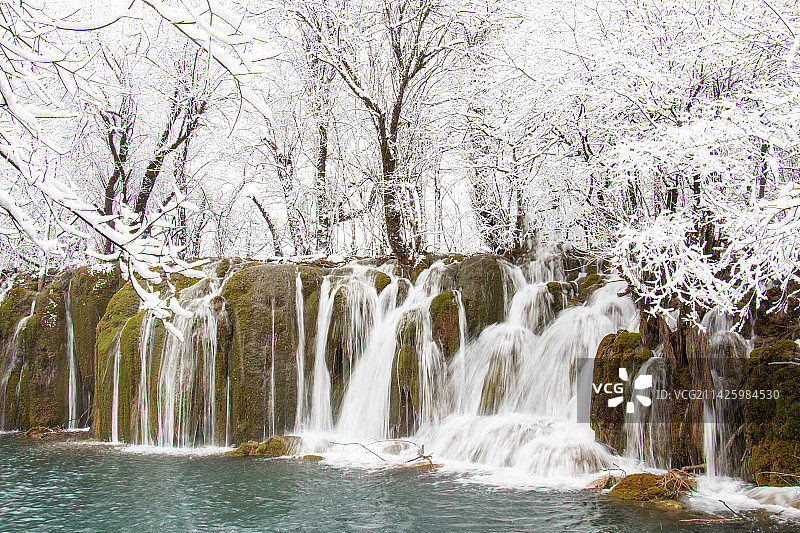 冬季森林瀑布景观图片素材