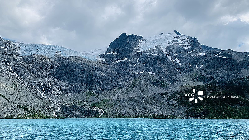 白雪皑皑的群山映衬下的湖景图片素材