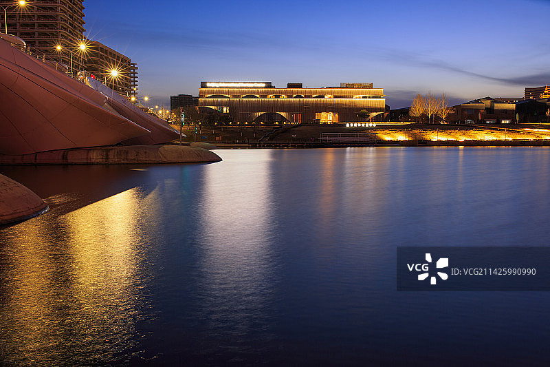 千荷泻露桥，北京国际财富中心夜景图片素材