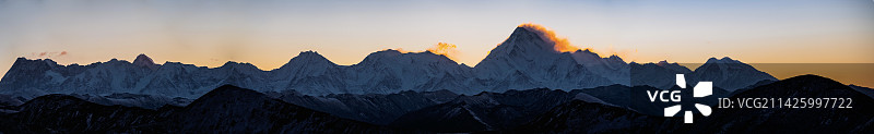 贡嘎群峰日出图片素材