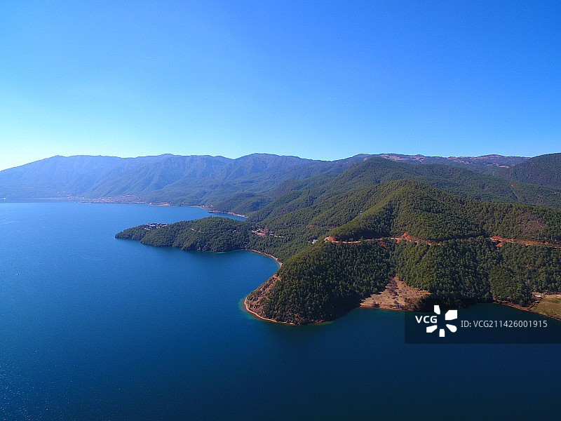 航拍蓝天下寂静的泸沽湖图片素材