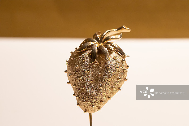 北京清华大学艺术博物馆玫瑰草莓草莓胸针1950-1960年合金镀金琉璃仿制松石3.6x5.5cm图片素材