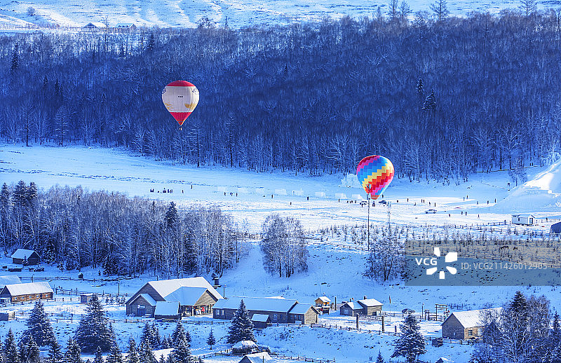 禾木村上空的热气球图片素材