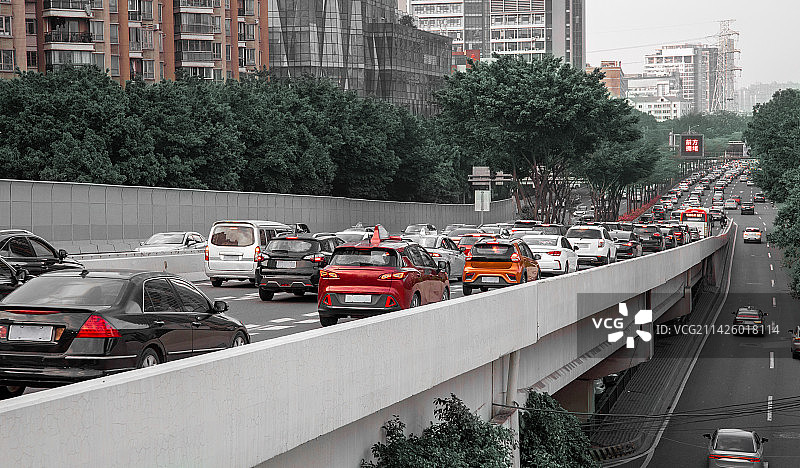 下班高峰期车多拥堵的市区道路图片素材