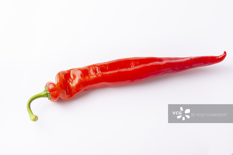 棚拍白底静物新鲜红色牛角椒图片素材