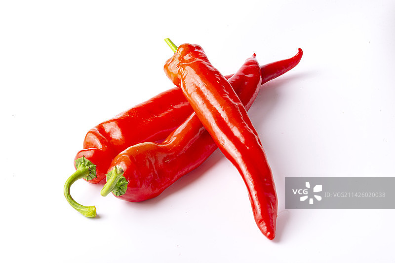 棚拍白底静物新鲜红色牛角椒图片素材