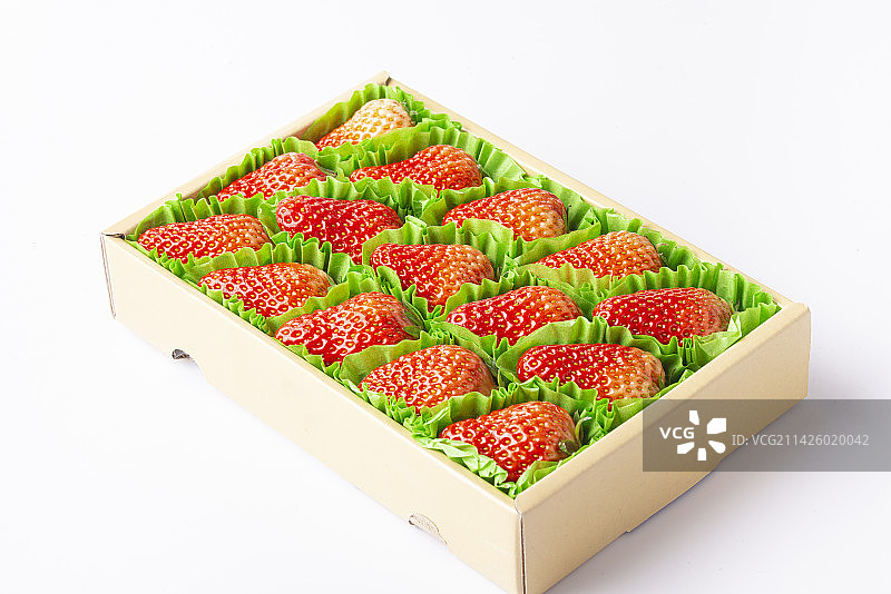 包装盒里整齐排列的新鲜草莓图片素材